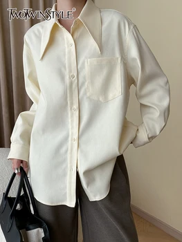 TWOTWINSTYLE, Однотонная Женская рубашка в стиле пэчворк с карманами, длинный рукав с лацканами, однобортная минималистичная блузка в полоску, Женская мода