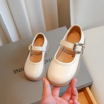 2023 Новая мягкая повседневная обувь для девочек, детская обувь из искусственной кожи с круглым носком, детская повседневная обувь, лоферы, туфли принцессы с пряжкой